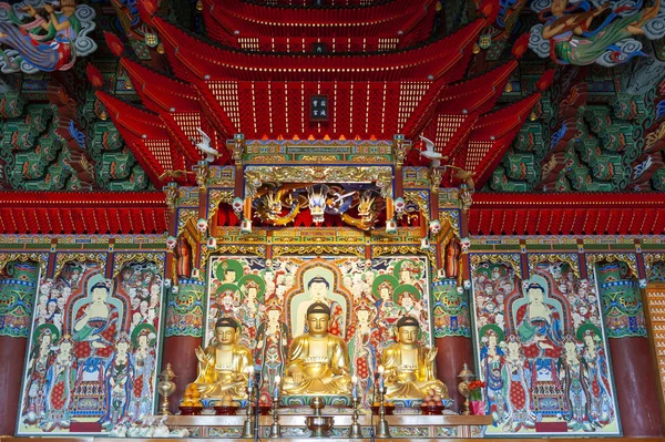 Busan, Corée du Sud Avril 2019 : Images de Bouddha à l'intérieur du sanctuaire principal de Haedong Yonggungsa, temple bouddhiste situé sur le bord de mer du nord-est de Busan, l'un des sites touristiques et attractions de Busan, Corée du Sud — Photo