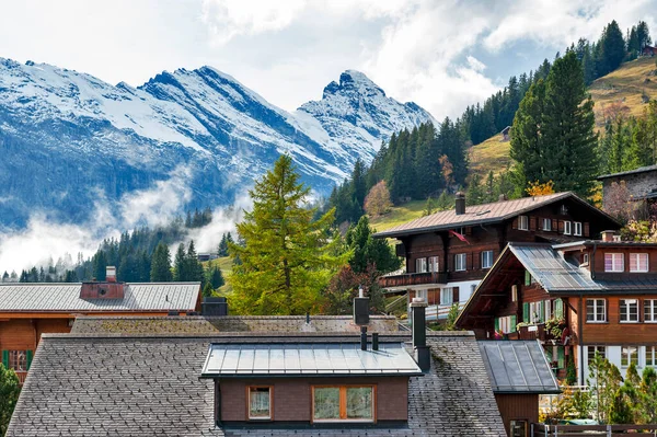 劳特布伦嫩 Lauterbrunnen 2019年10月 位于贝奈斯高地的穆伦山村 提供瑞士著名山顶 埃格尔 蒙克和容格弗鲁的风景 — 图库照片