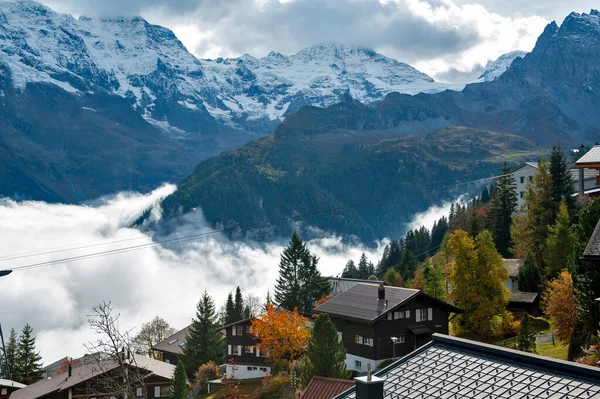 劳特布伦嫩 Lauterbrunnen 2019年10月 位于贝奈斯高地的穆伦山村 提供瑞士著名山顶 埃格尔 蒙克和容格弗鲁的风景 — 图库照片