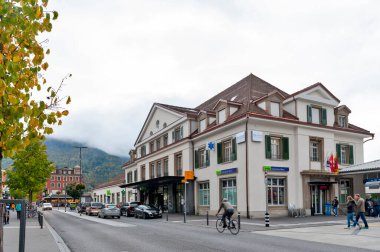 Interlaken, İsviçre - Ekim 2019: Interlaken, İsviçre 'de ünlü bir tatil beldesi olan Interlaken' de bulunan Interlaken West tren istasyonunun dışı