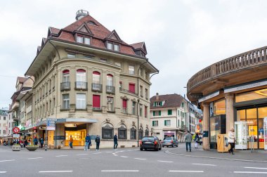 Interlaken, İsviçre - Ekim 2019: İsviçre 'de ünlü bir tatil beldesi olan Interlaken' de bulunan eski Avrupa binaları