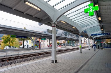 Interlaken, İsviçre - Ekim 2019: Interlaken, İsviçre 'de ünlü bir tatil beldesi olan Interlaken' de bulunan Interlaken West tren istasyonunun istasyonu.