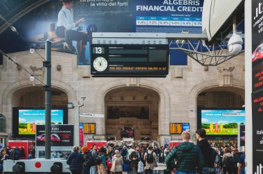 Milan, İtalya - Ekim 2019: Milano 'nun İtalya' daki ana tren istasyonu Milano Centrale 'nin varış salonuna gelen bir tren yolcuları kalabalığı