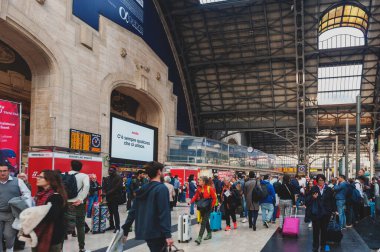 Milan, İtalya - Ekim 2019: Milano 'nun İtalya' daki ana tren istasyonu Milano Centrale 'nin varış salonuna gelen bir tren yolcuları kalabalığı