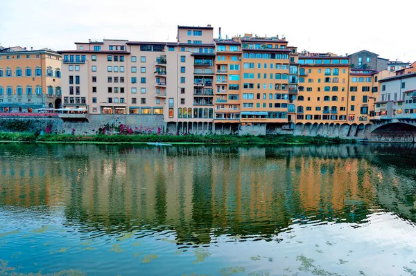 Scénický Pohled Řeku Arno Hlavní Vodní Cestu Toskánského Regionu Probíhající — Stock fotografie