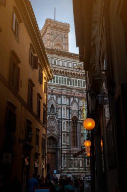 Floransa, İtalya - Ekim 2019: Floransa Çiçekli Aziz Mary Katedrali (Santa Maria del Fiore), eski Floransa, İtalya 'da bir ara sokaktan görülen güzel bir gotik Roma Katolik kilisesi.