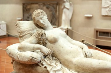 Floransa, İtalya - Ekim 2019: Lorenzo Bartolini 'nin alçı kalıpları Galleria dell' Accademia di Firenze 'deki Gipsoteca Bartolini' de sergilendi (Floransa Akademisi Galerisi), Floransa, İtalya