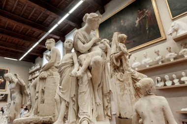 Floransa, İtalya - Ekim 2019: Lorenzo Bartolini 'nin alçı kalıpları Galleria dell' Accademia di Firenze 'deki Gipsoteca Bartolini' de sergilendi (Floransa Akademisi Galerisi), Floransa, İtalya