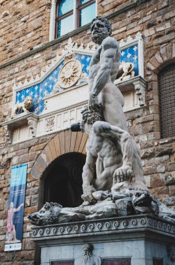 Floransa, İtalya - Ekim 2019: Herkül ve Kabus Heykelleri Baccio Bandinelli 'nin Palazzo Vecchio' da, Floransa Belediyesi Piazza della Signoria (Signoria Meydanı), Floransa, İtalya