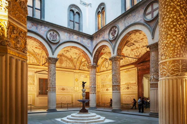 Floransa, İtalya - Ekim 2019: İtalya 'nın Floransa kenti Piazza della Signoria' da (Signoria Meydanı) bulunan Floransa Sarayı 'nın Birinci Avlusu.