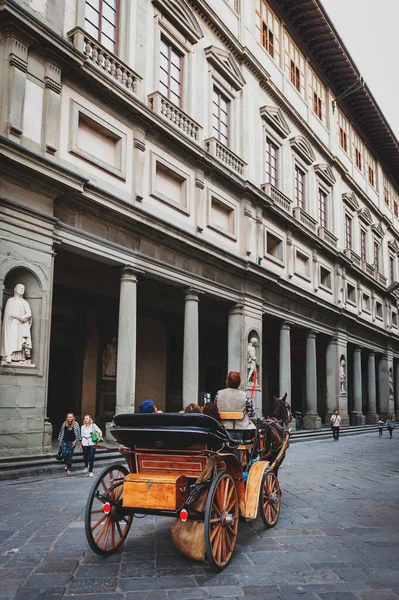 Florencie Itálie Říjen 2019 Turistický Kočár Tažený Koňmi Kolem Galerie — Stock fotografie