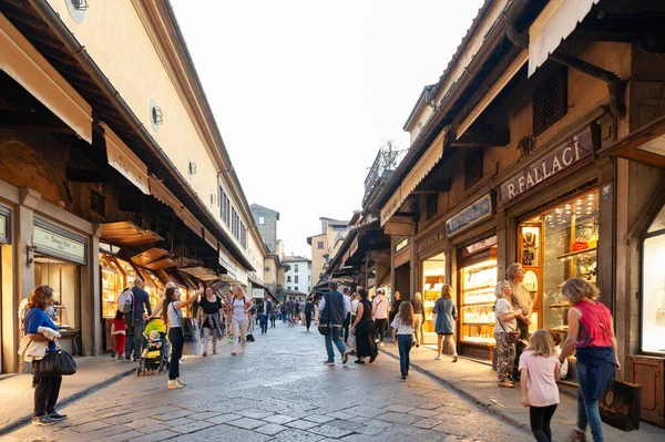 Florencja Włochy Październik 2019 Turyści Spacerujący Słynnym Ponte Vecchio Stary — Zdjęcie stockowe