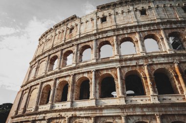 İtalya 'nın Roma kentindeki en büyük Roma amfitiyatrosu olan Colosseum (Kolezyum) veya Flavian Amfitiyatrosunun ön cephesinin mimari detayları