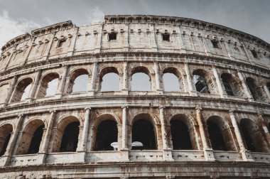 İtalya 'nın Roma kentindeki en büyük Roma amfitiyatrosu olan Colosseum (Kolezyum) veya Flavian Amfitiyatrosunun ön cephesinin mimari detayları