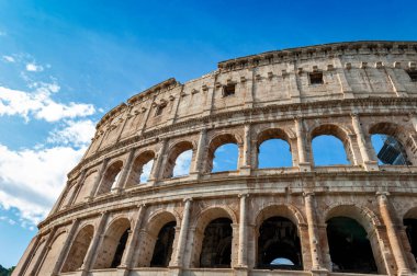 İtalya 'nın Roma kentindeki en büyük Roma amfitiyatrosu olan Colosseum (Kolezyum) veya Flavian Amfitiyatrosunun ön cephesinin mimari detayları