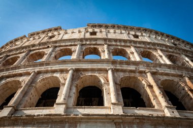 İtalya 'nın Roma kentindeki en büyük Roma amfitiyatrosu olan Colosseum (Kolezyum) veya Flavian Amfitiyatrosunun ön cephesinin mimari detayları
