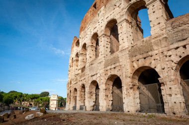 Roma, İtalya - Ekim 2019: Kolezyum (Kolezyum) veya Flavian Amfitiyatrosu, Roma 'nın Roma' nın tarihi merkezinde yer alan en büyük amfitiyatro ve turizm ikonu.