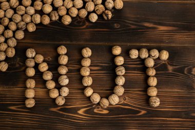 Ahşap bir arka plan üzerinde cevizden yapılmış yazıt Fındık.