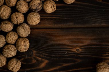 Koyu ahşap arka plan üzerinde bir ceviz.