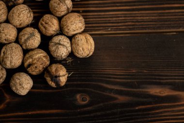 Koyu ahşap arka plan üzerinde bir ceviz.