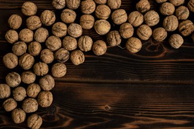 Koyu ahşap arka plan üzerinde bir ceviz.