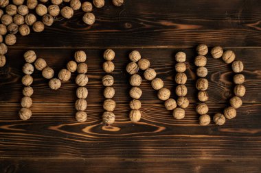 Ahşap bir arka plan üzerinde cevizden yapılmış zihin yazımı.