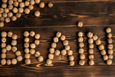 Ahşap bir arka plan üzerinde cevizden yapılmış beyin yazımı.