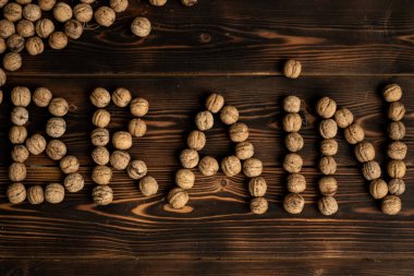 Ahşap bir arka plan üzerinde cevizden yapılmış beyin yazımı.