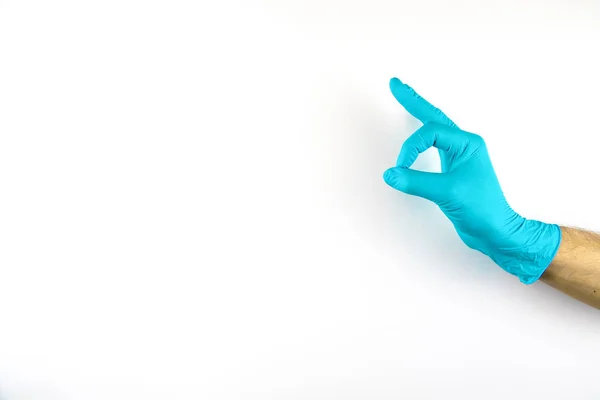 Αρσενικό χέρι σε ιατρικό γάντι σε λευκό φόντο. — Φωτογραφία Αρχείου