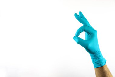 Beyaz arka planda tıbbi eldiven erkek el.