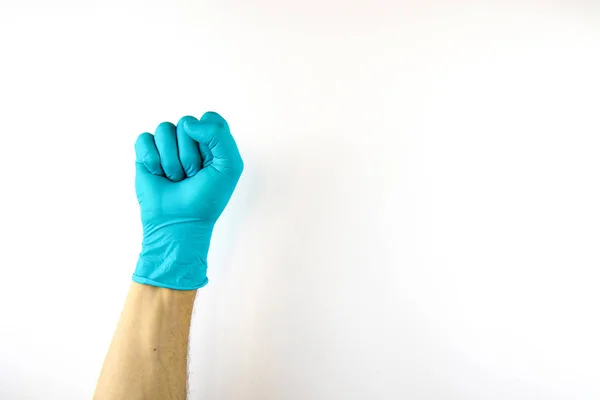 Мужская рука в медицинской перчатке на белом фоне . — стоковое фото