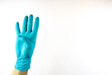Beyaz arka planda tıbbi eldiven erkek el.