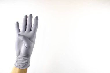 Beyaz arka planda tıbbi eldiven erkek el.