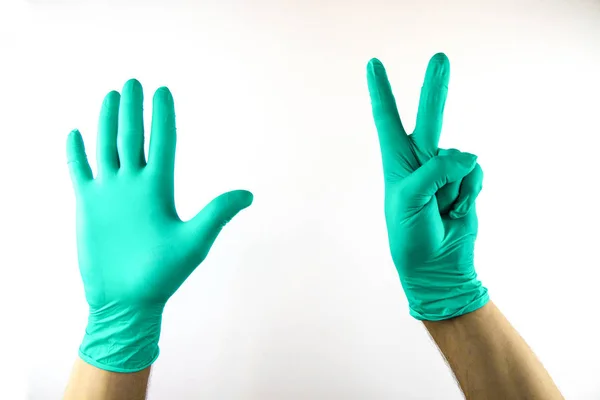 Αρσενικό χέρι σε ιατρικό γάντι σε λευκό φόντο. — Φωτογραφία Αρχείου