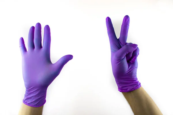 Mannelijke hand in medische handschoen op witte achtergrond. — Stockfoto