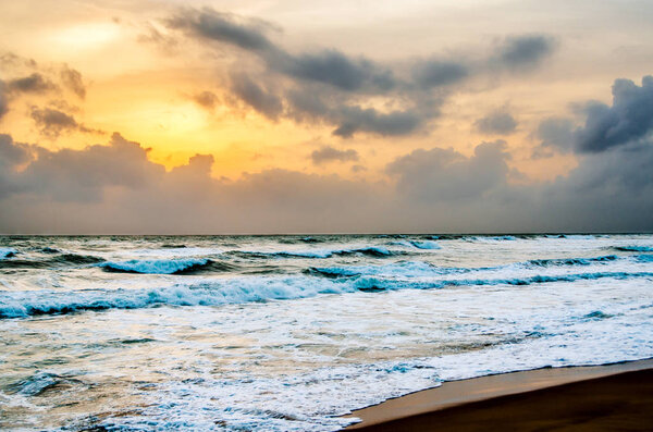 Закат на пляже Калутары, Шри-Ланка
