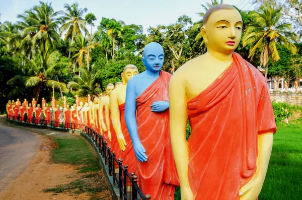 Статуи Монахов Стоящих Ряд Одном Буддийских Храмов Шри Ланки Среди — стоковое фото