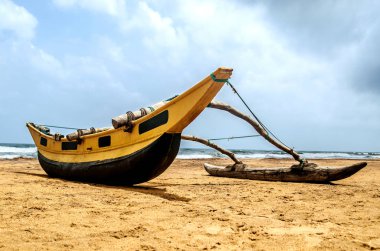 Sahilde sarı balıkçı teknesi. Sri Lanka