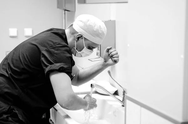 Lekarz Myje Ręce Mydłem Przed Rozpoczęciem Operacji — Zdjęcie stockowe