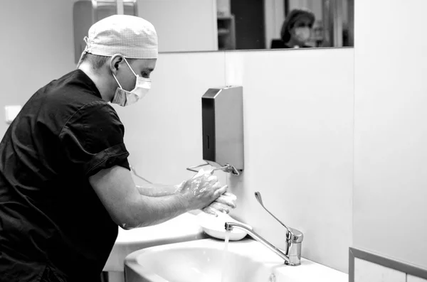 医師は 手術の前に手を洗います — ストック写真