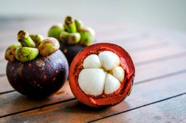 Olgun kesme mangosten ve iki bütün mangosten kapatın.