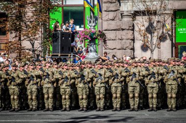 24 Ağustos 2018. Ukrayna'nın bağımsızlık günü askeri geçit töreni. Askerler komutanı komutunda eşittir. Kiev. Ukrayna.