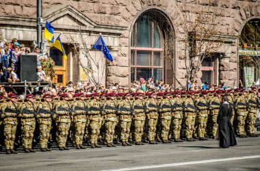 24 Ağustos 2018. Ukrayna'nın bağımsızlık günü yürüyüşüne. Askeri bir papaz askerler önce bir dua okur. Kiev. Ukrayna.