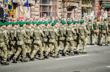 24 Ağustos 2018. Ukrayna'nın bağımsızlık günü yürüyüşüne. Askerler sınır Khreshchatyk'a basamakta Ukrayna hizmet koru. . Kiev. Ukrayna.