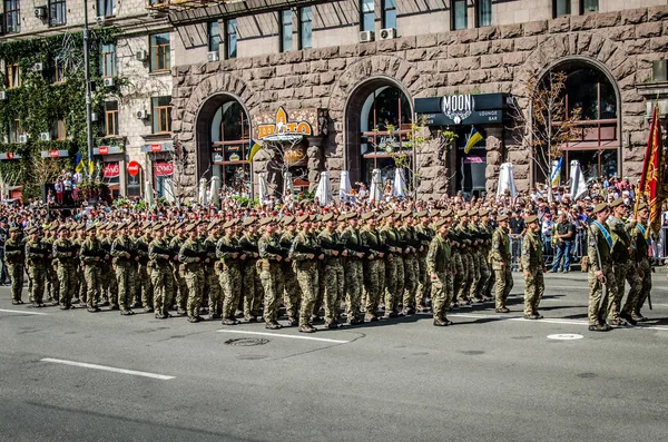 24 Ağustos 2018. Ukrayna'nın bağımsızlık günü yürüyüşüne. Asker kızlar Khreshchatyk'a ralli. . Kiev. Ukrayna.