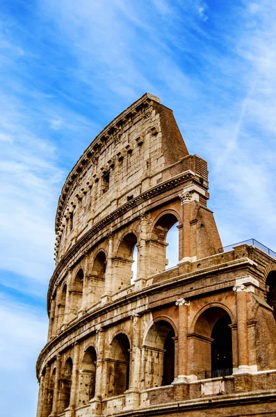 Antico Colosseo Contro Cielo Blu Con Tracce Bianche Nuvole Galleggianti — Foto Stock