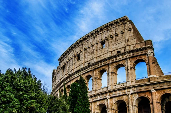 Gli Antichi Archi Del Colosseo Contro Cielo Azzurro Con Tracce — Foto Stock