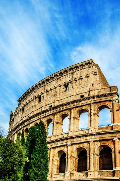 Rovine Del Colosseo Sono Contro Cielo Blu Con Tracce Bianche — Foto Stock