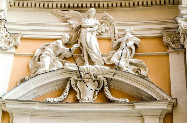 Melekler birinde eski binalar Roma heykelleri. İtalya.