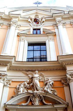 Güzel melekler ve mavi gökyüzü karşı bir haç heykelleri ile bina. Roma, İtalya.